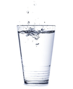 Wasser trinken - ein Glas stilles Mineralwasser